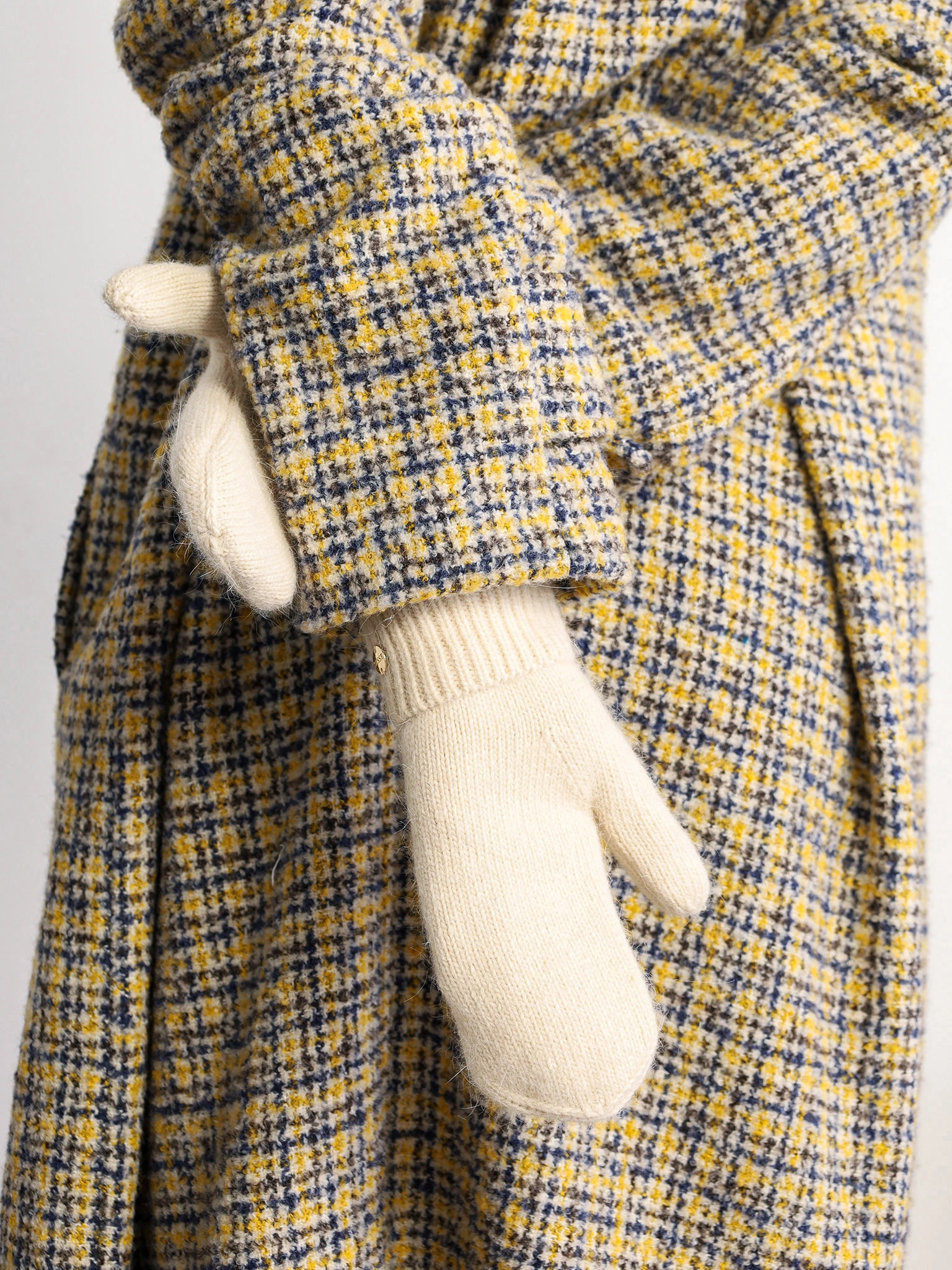 Варежки вязаные из ангоры и акрила